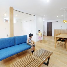 旭川で子どもの学区内に絞り戸建ての中古物件を探してリノベーションした事例。新築よりもスペースのやりくりにアイデアが必要なリノベーション。対面キッチンの背面は木製のステキな収納家具。ダイニング横のくぼみの空間にカウンターデスクを造作し、壁はマグネットが付く黒板でお子さんの勉強や遊びのコーナー。施工は旭川の東陽ＡＰ株式会社