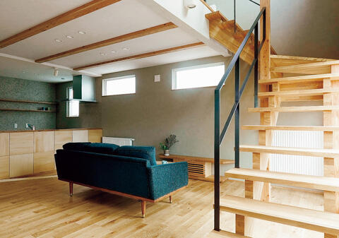 札幌|戸建てリフォーム事例|㈱三五工務店|新築・リノベーション・リフォーム施工会社・工務店_吹き抜けの階段室がLDKに明るさをもたらして。開放感を損なわないように、木質の階段もスケルトンで軽やかな造りにしました