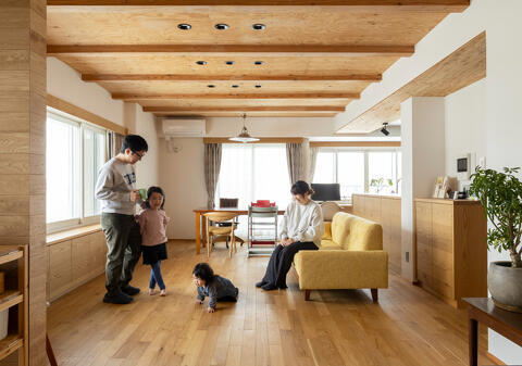 ご夫妻が強く希望していた、無垢の感触が味わえる床も実現。道産カラマツの針葉樹合板で仕上げた天井と相まって、自然素材ならではの質感が心地よい空間です